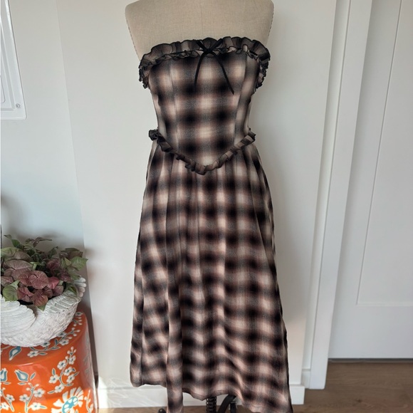Kimchi Blue Dresses & Skirts - Kimchi Blue Strapless Plaid Midi Dress in Black and Cream